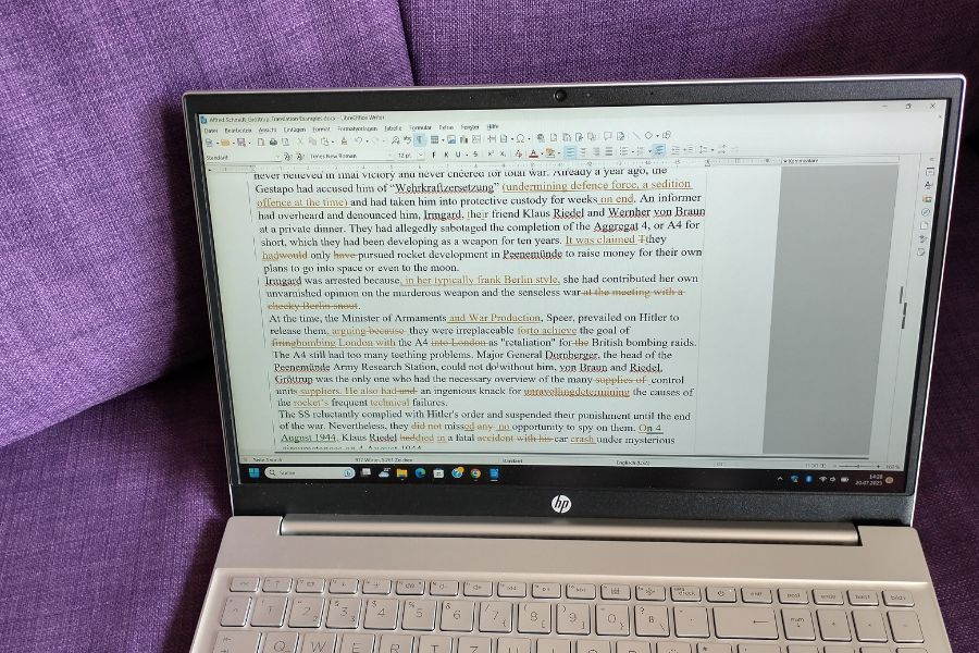 Der Bildschirm meines Laptops zeigt das Word-Dokument mit den von mir vorgenommenen Änderungen in der Übersetzung.