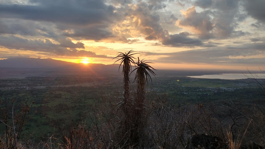Sonnenaufgang über dem Great Rift Valley am Lake Manyara in Tansania.