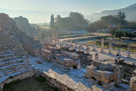 Frühmorgens im oberen Teil der Ruinen von Ephesos.