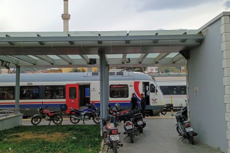 Zug im Bahnhof Selçuk.