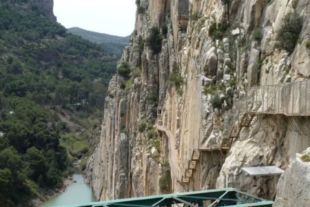 Der Bohlenweg ist am Caminito del Rey direkt an die Felswad gebaut.