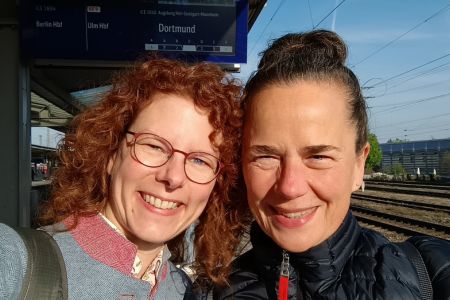 Julia Pracht und Sabine Beck warten am Bahnhof Pasing auf den Zug nach Stuttgart.