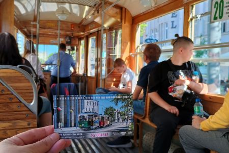 Blick ins Innere einer Nostalgietram der Linie 20 in Poznan; im Vordergrund die spezielle Fahrkarte.