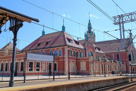 Der Danziger Hauptbahnhof von den Gleisen aus gesehen.