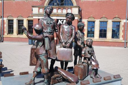 Kindertransport – Die Abreise; Bronzeskulptur vor dem Hauptbahnhof von Danzig.
