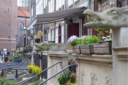Terrassen und Wasserspeier in der Mariacka-Straße in Danzig.