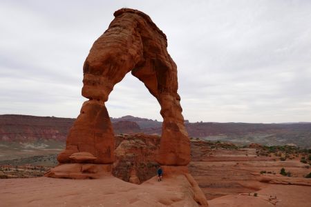 Julia Pracht am Fuß des Delicate Arch, Arches National Park, Utah, USA.