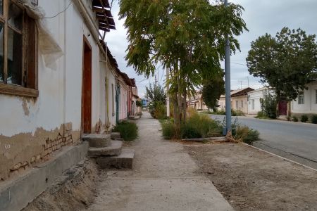 Bürgersteig und Hausfassade in Nukus.