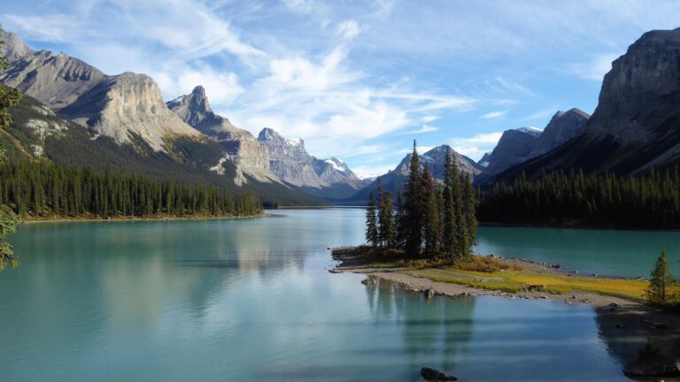 Die Insel Spirit Island im Maligne Lake, Jasper NP, Kanada.