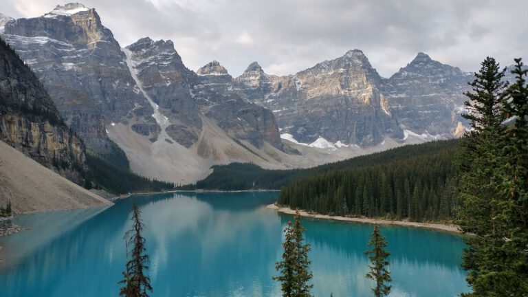 Der Moraine Lake in Kanada mit wolkigem Himmel.