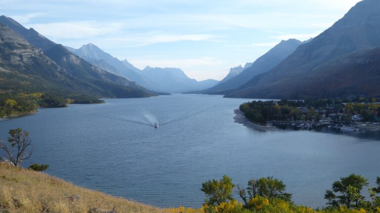 Blick auf den Waterton See im gleichnamigen Nationalpark, Kanada.