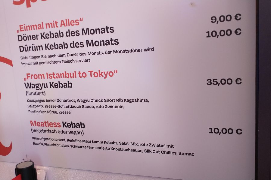 Auszug aus der Speisekarte von Hans Kebab in München mit Wagyu Kebab für 35 €.