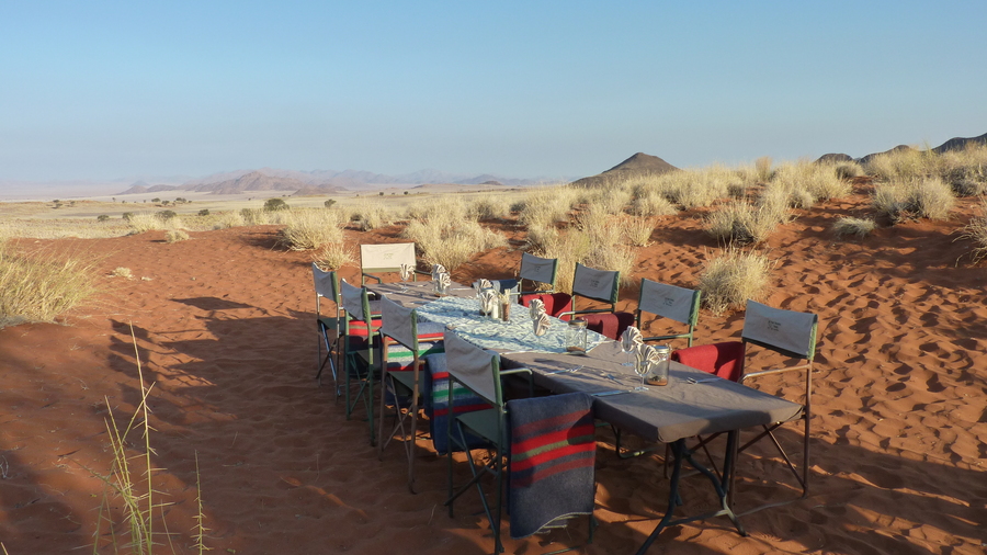Der Esstisch, auf dem beim Tok Tokkie Trail in Namibia die Mahlzeiten unter freiem Himmel serviert werden.