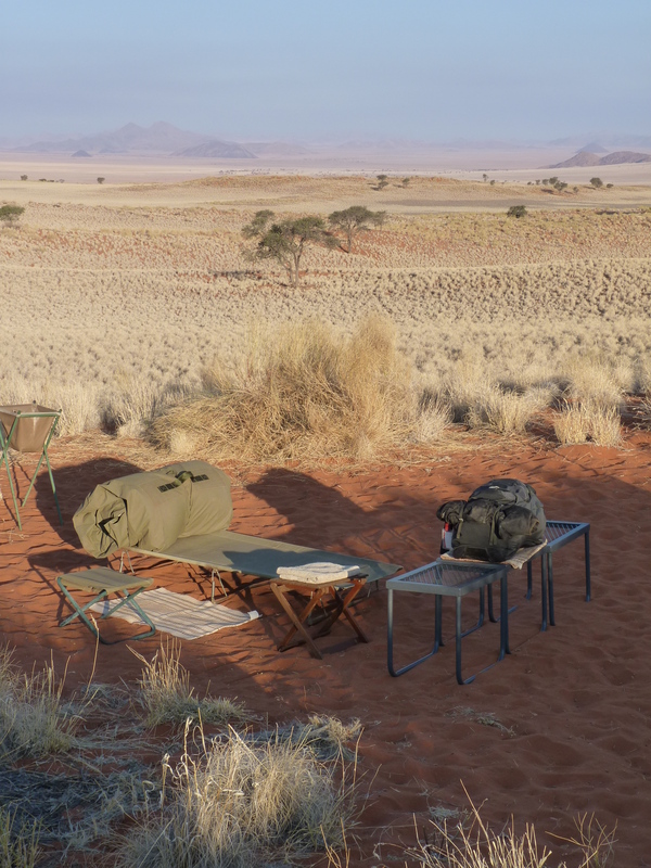 Auf dem Tok Tokkie Trail in Namibia übernachten die Teilnehmenden auf Campingliegen mitten in der Namib-Wüste.