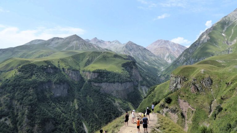 Bergblick am Russisch-Georgischen Freundschaftsdenkmal.