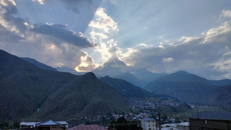 Der Kasbek in Nordgeorgien in der untergehenden Sonne.