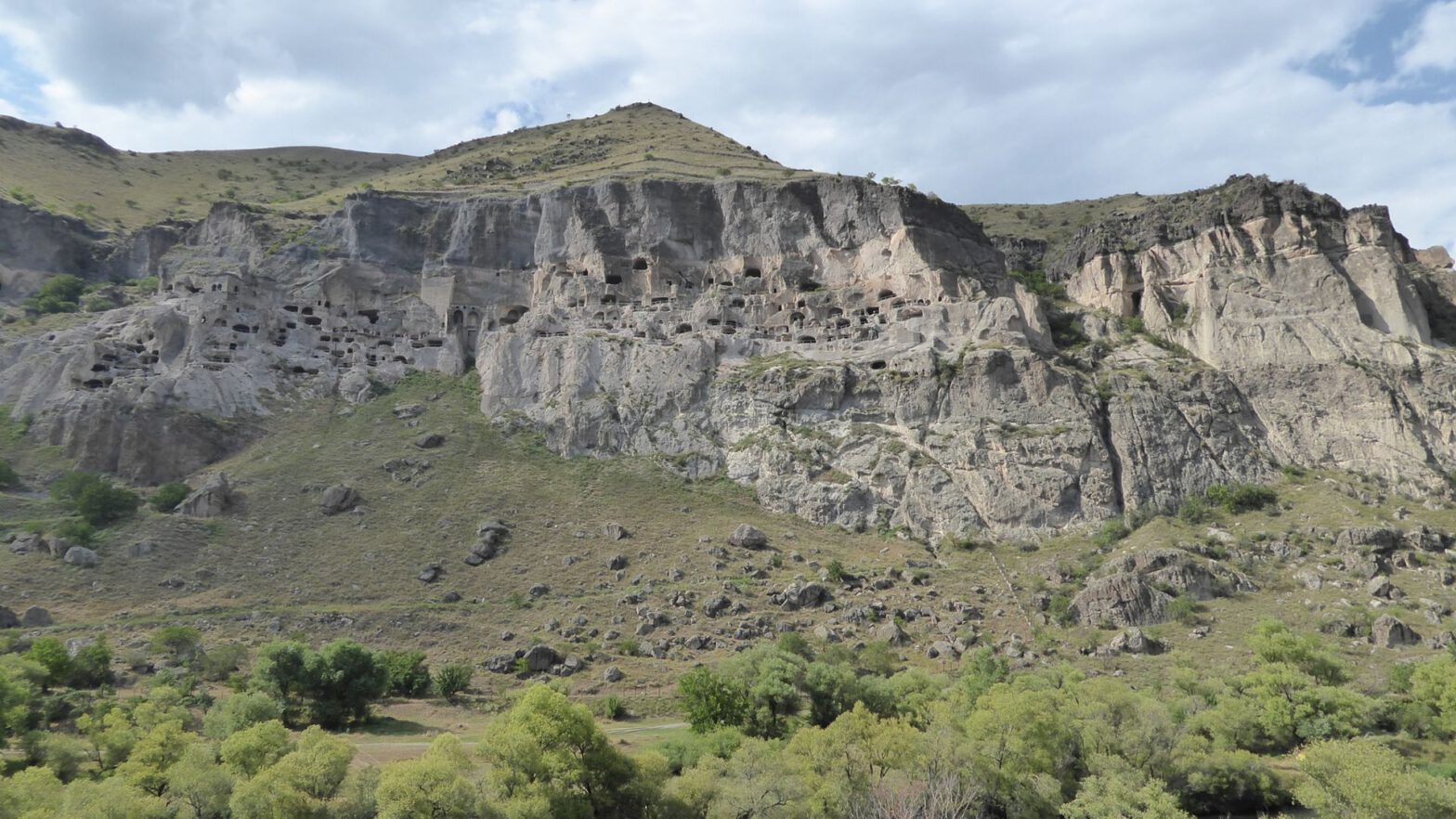 Blick auf die Höhlenstadt Vardzia in Südgeorgien,