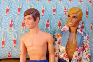 Zwei Ken-Puppen.