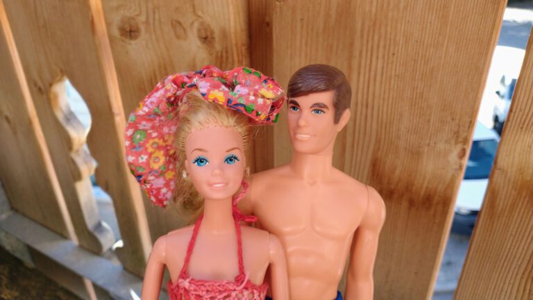 Barbie und Ken.
