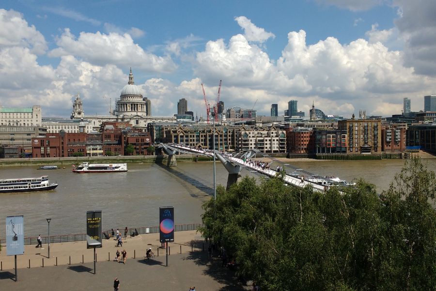 Die Themse mit Fußgängerbrücke Millennium Bridge und St. Paul's Cathedral im Hintergrund. Blick von der Tate Modern.