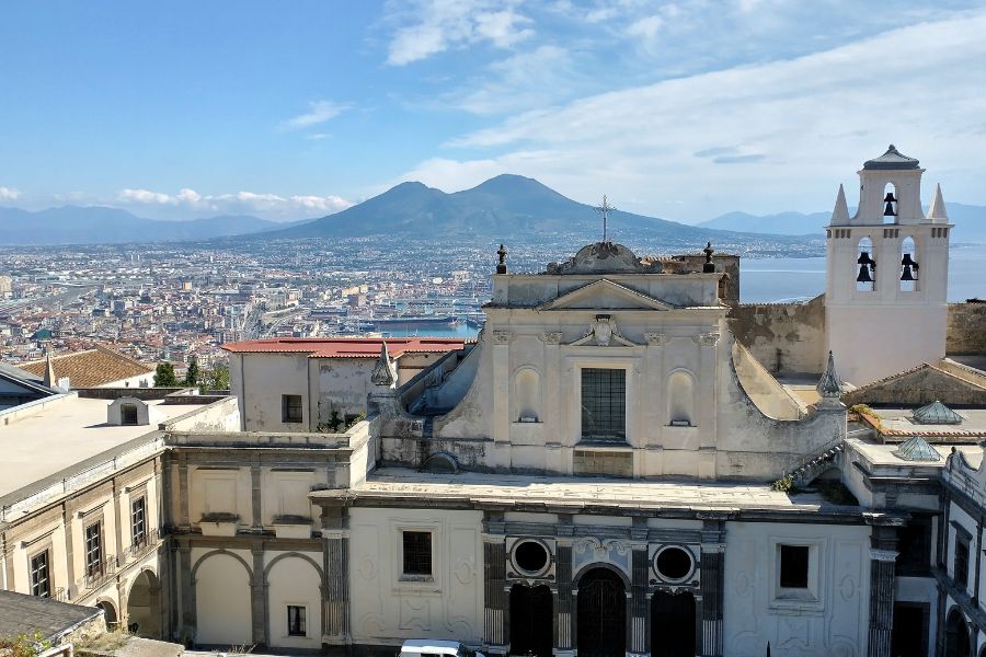 Blick auf Neapel mit dem Vesuv im Hintergrund.