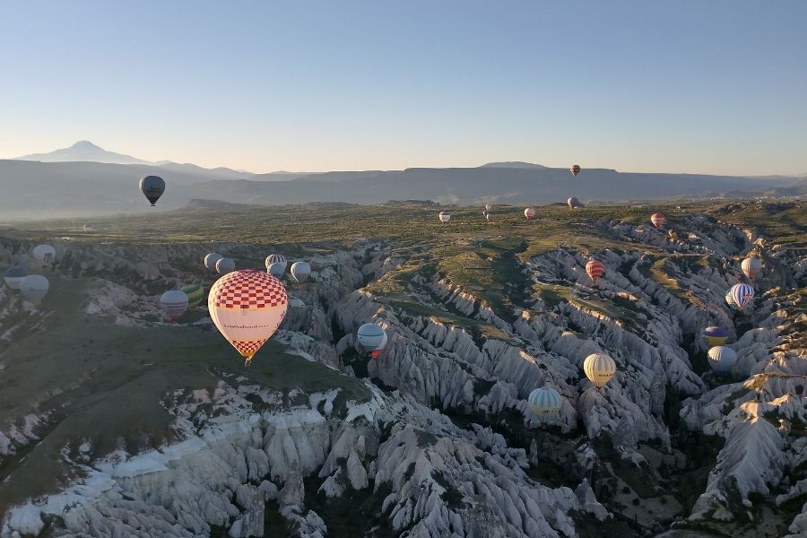 Heißluftballone über Kappadokien beim Sonnenaufgang.