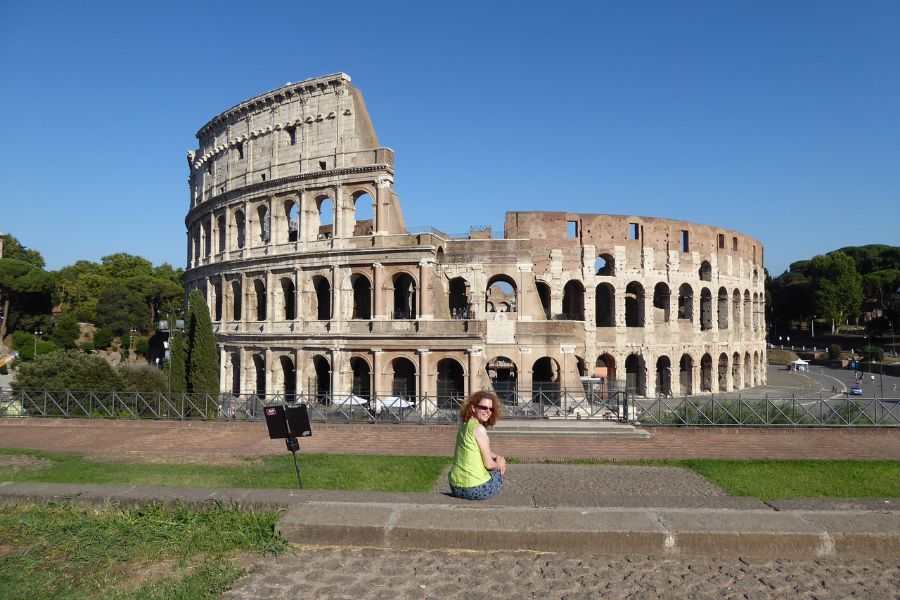 Julia Pracht vor dem Kolosseum in Rom.