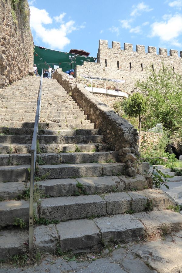 Eine alte Steintreppe mit 44 Stufen verbindet die Altstadt Antalyas mit dem Hafen.