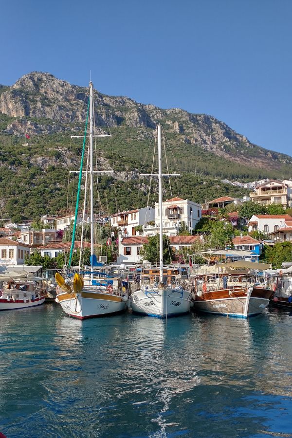 Segelboote im Hafen von Kaş.