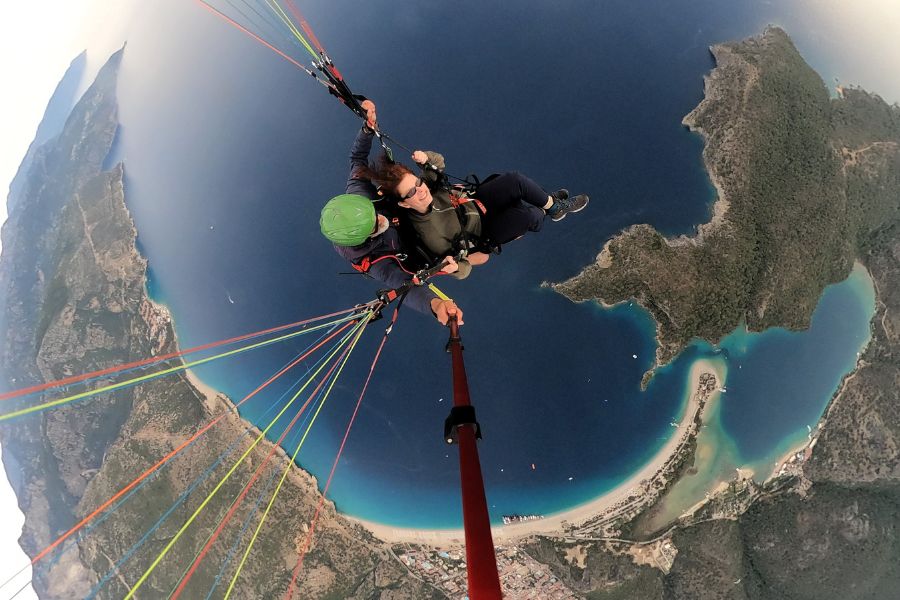 Paragliding mit Blick auf die Bucht von Ölüdeniz.