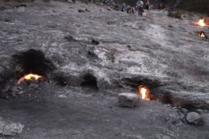 Flammen züngeln, wo Gas aus dem Fels austritt und sich an der Luft entzündet.