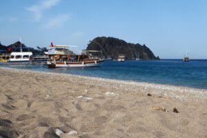 Der Strand von Çıralı mit Ausflugsbooten.