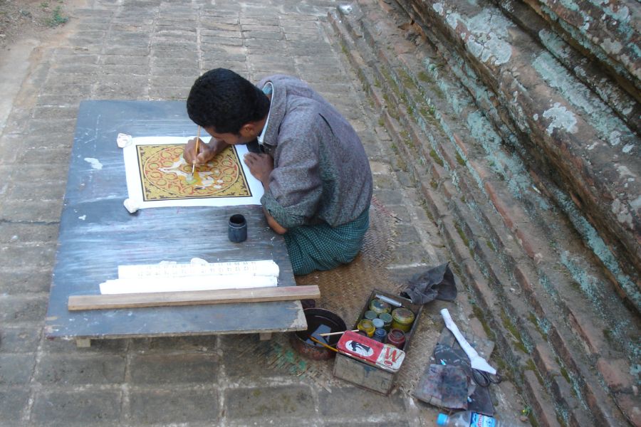 Maler Than Htike bei der Arbeit in Bagan, Burma.