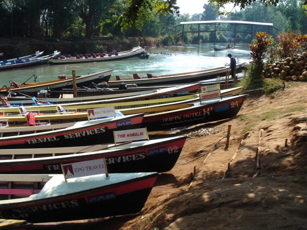 Boote am Ufer des Inle-Sees, Burma.