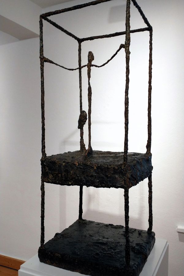 Eine Skulptur in der Giacometti-Ausstellung in Penzberg.