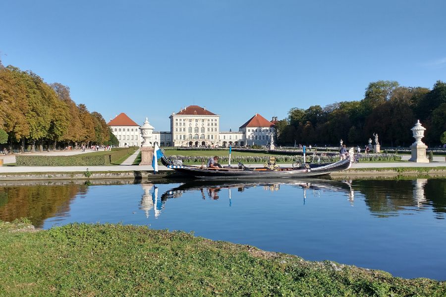 Eine Gondel im Nymphenburger Schlosspark.