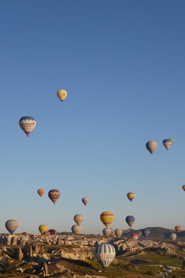 Heißluftballone über einem Tal in Kappadokien.