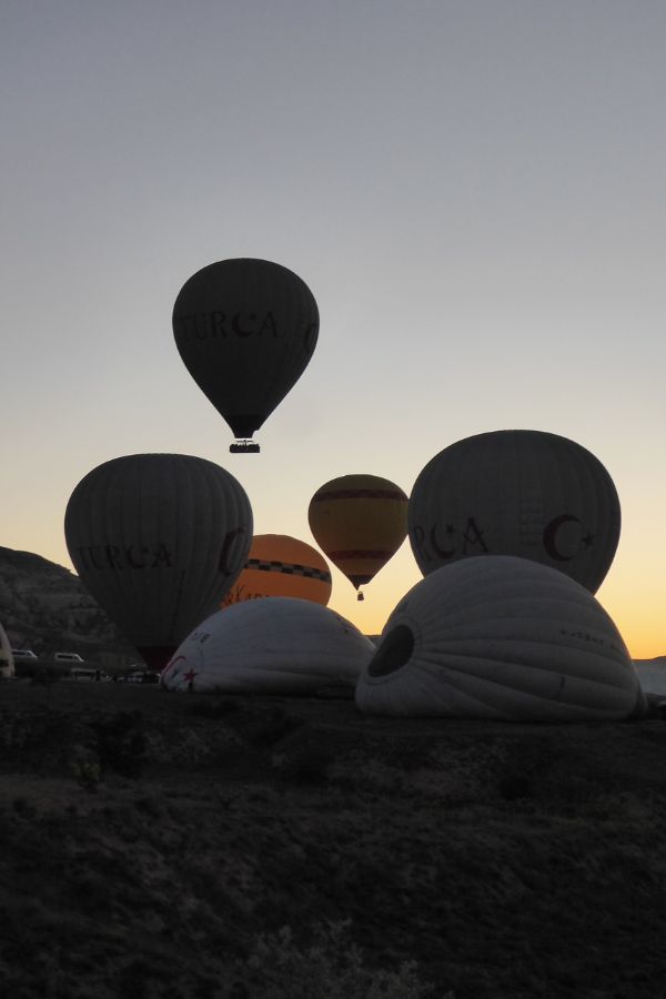 Heißluftballone in Kappadokien kurz vor Abflug bei Sonnenaufgang.