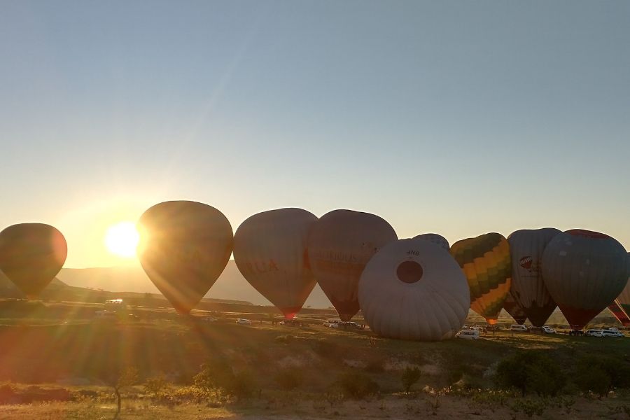 Heißluftballone kurz vor Abflug bei Sonnenaufgang.