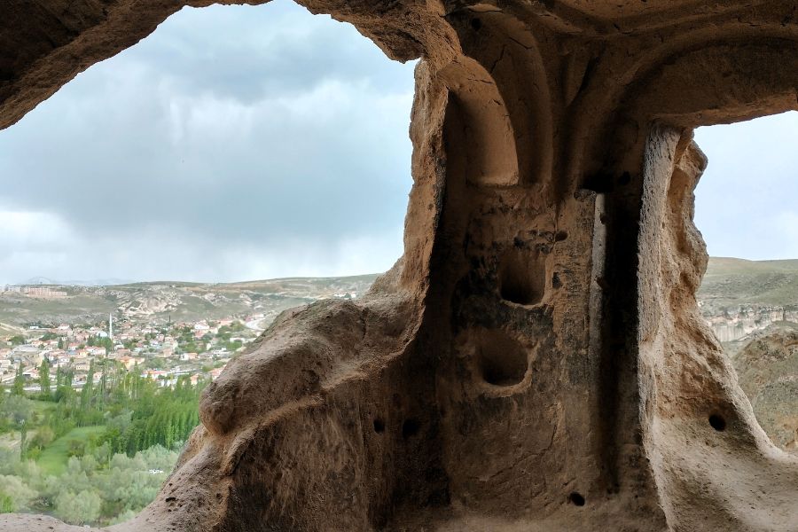 Blick aus einer Höhle des Klosters Selime.