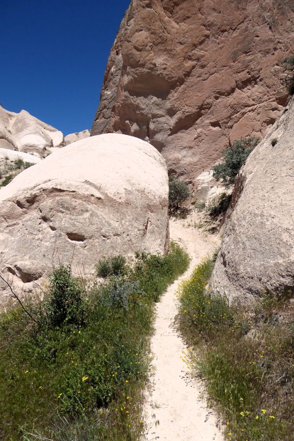 Der Weg führt zwischen Felsen hindurch.