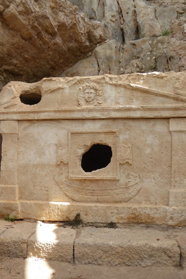 Ein Steinsarkophag in Olympos.