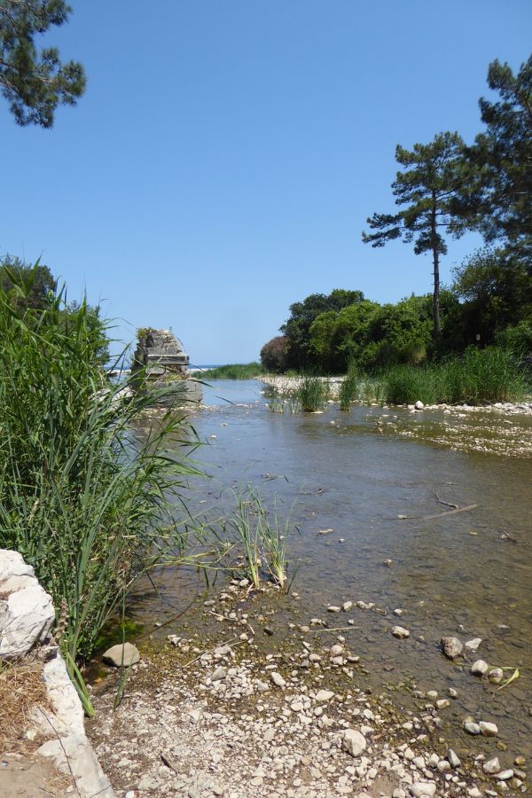 Der Fluss durch Olympos mit den Überresten der Brückenpfeiler.