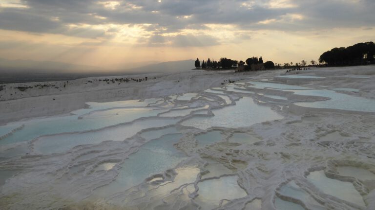 Sonnenuntergang über den Kalkterrasse von Pamukkale.