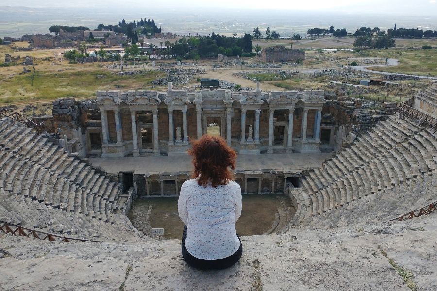 Julia Pracht im antiken Theater von Hierapolis.