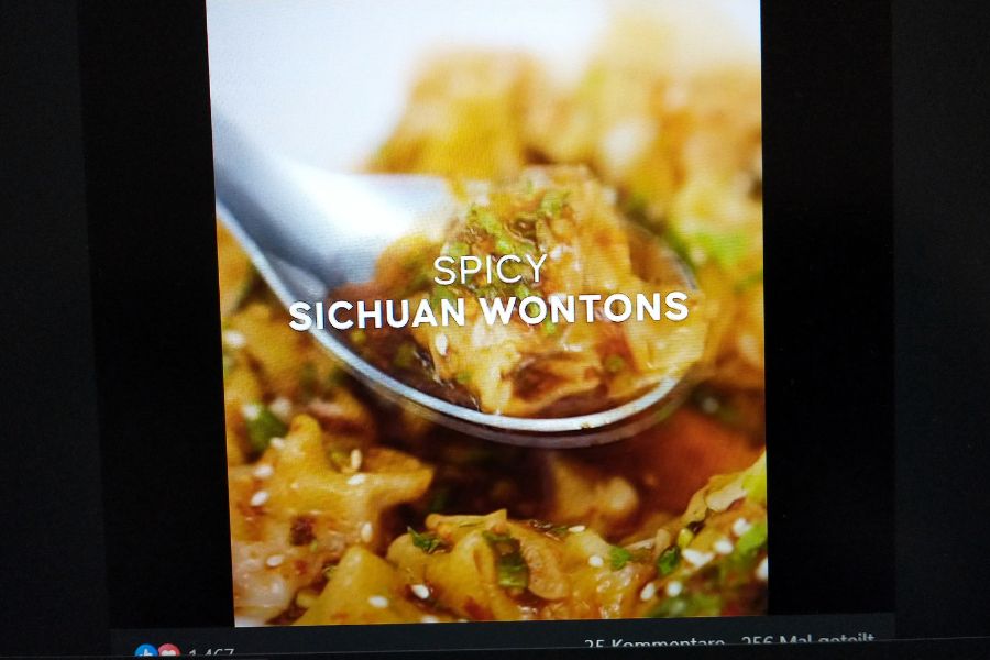 Screenshot eines Videos, in dem Marion's Kitchen Wontons kocht.