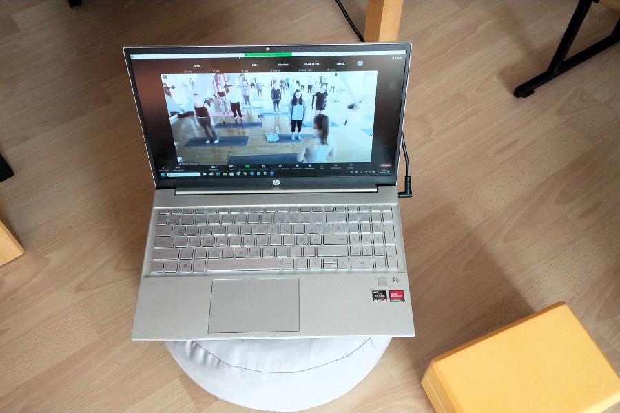 Mit dem Laptop zur Onlineübertragung der Pilatesklasse.