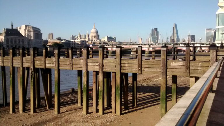 Die Londoner City vom südlichen Themseufer aus.