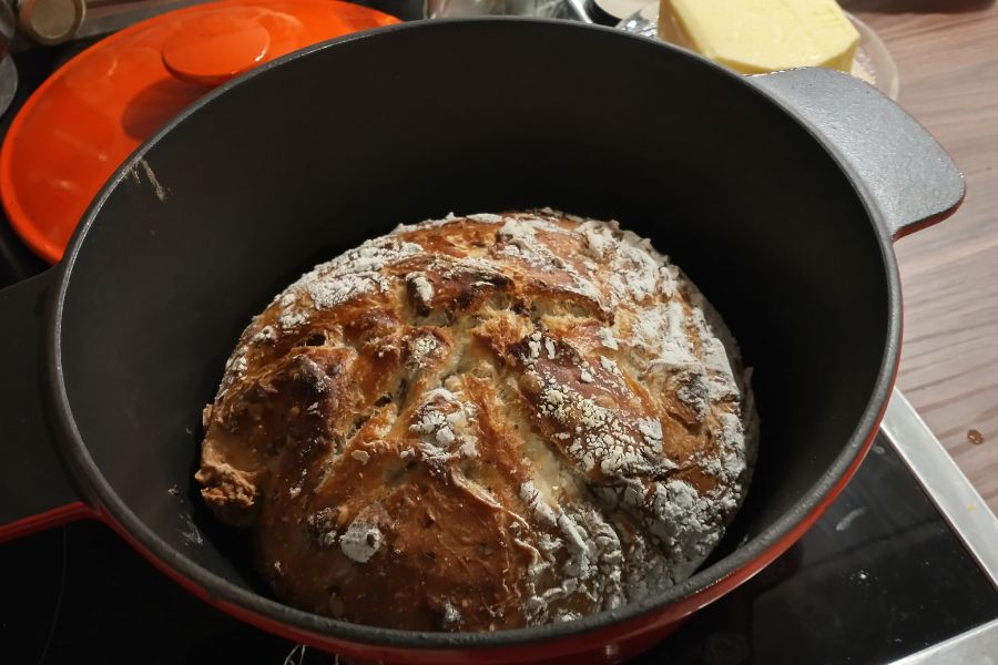 Ein frisch gebackenes Brot im Topf.
