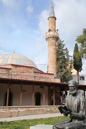 Eine Moschee mit Skulptur.